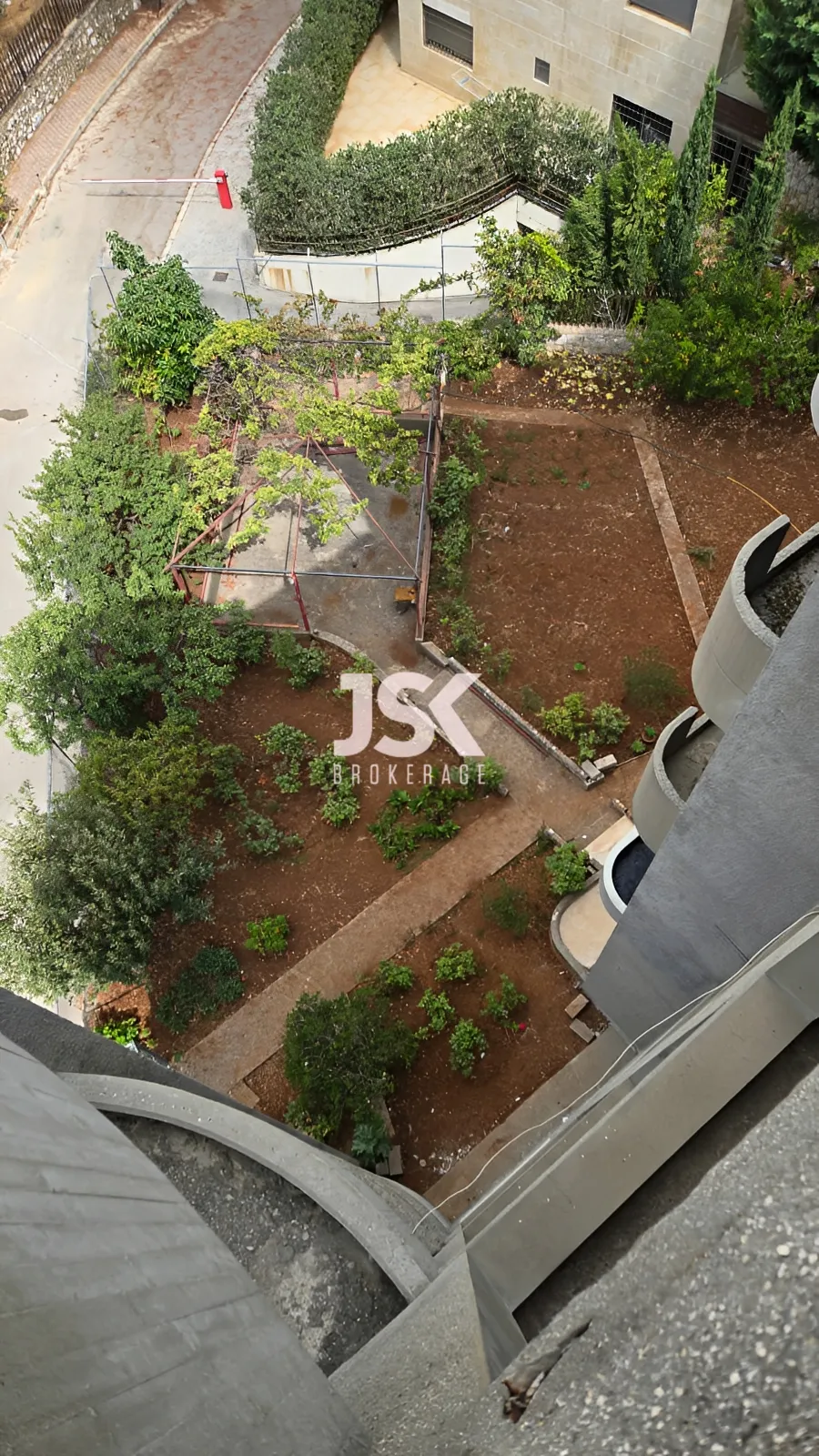 Building for Sale in Ballouneh