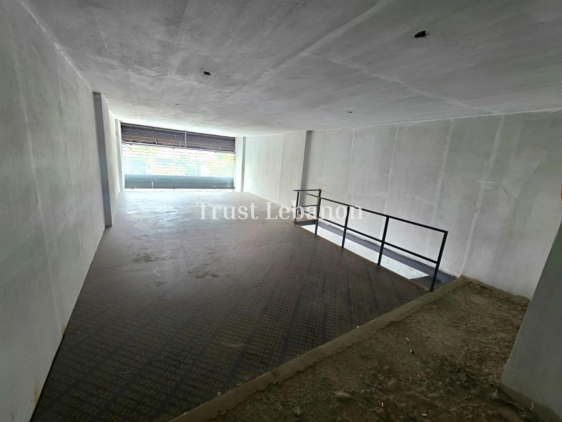 Shop for rent in Dekwaneh