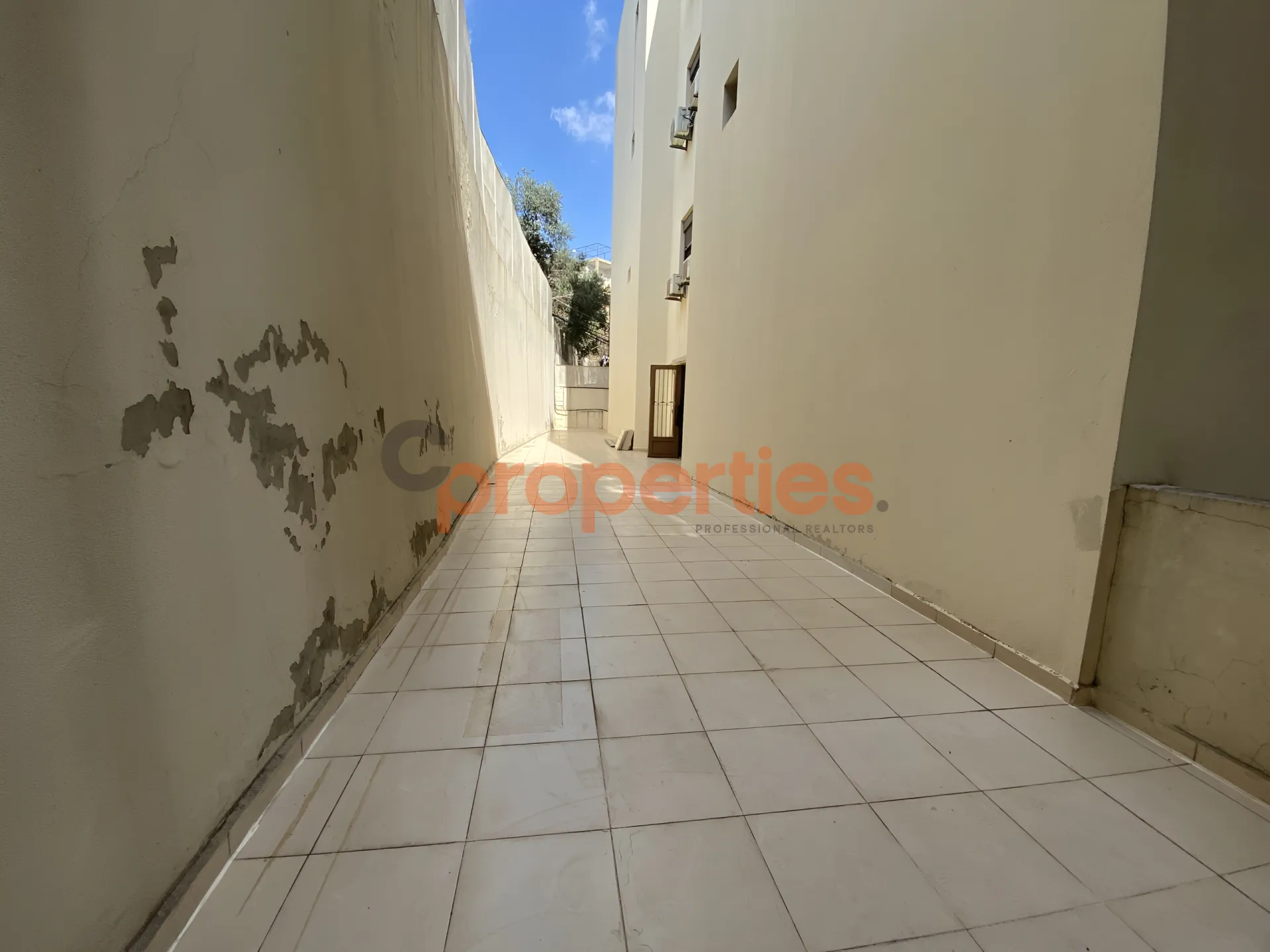 Showroom for Sale in Hazmieh
