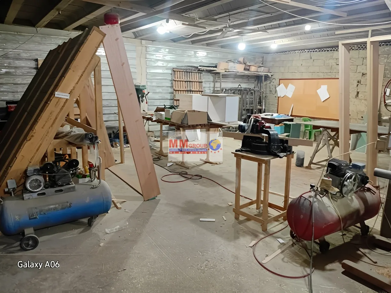 Warehouse for sale in Dekwaneh