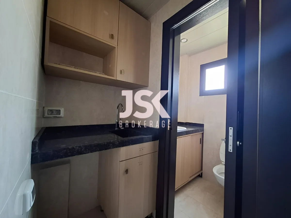 Office for rent in Adonis