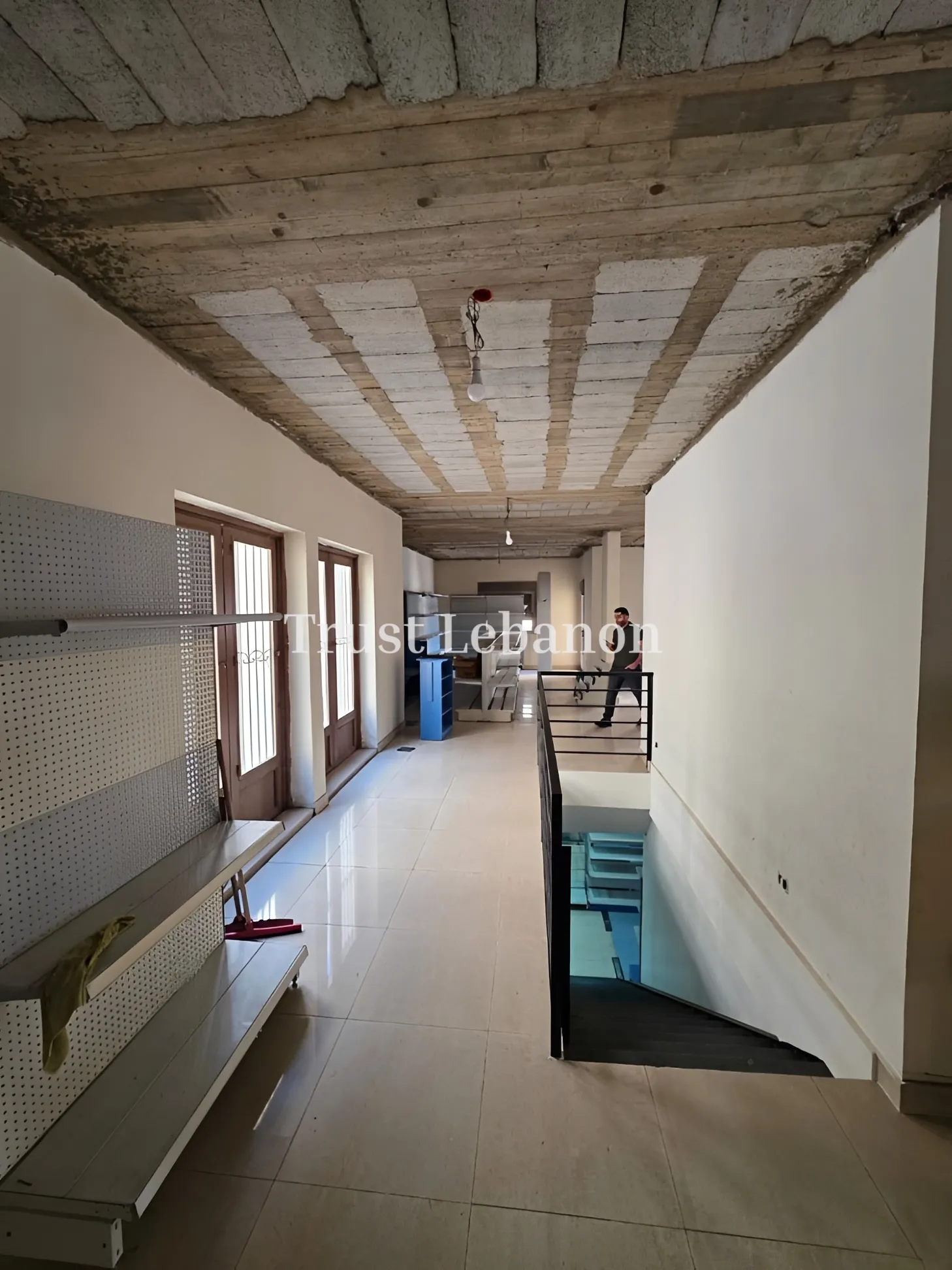 Showroom for rent in Hazmieh