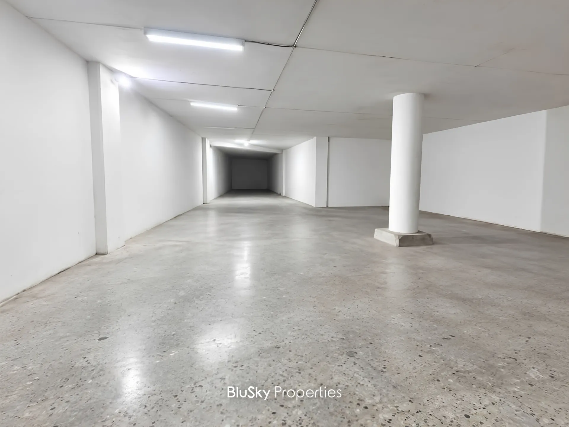 Warehouse for sale in Dekwaneh