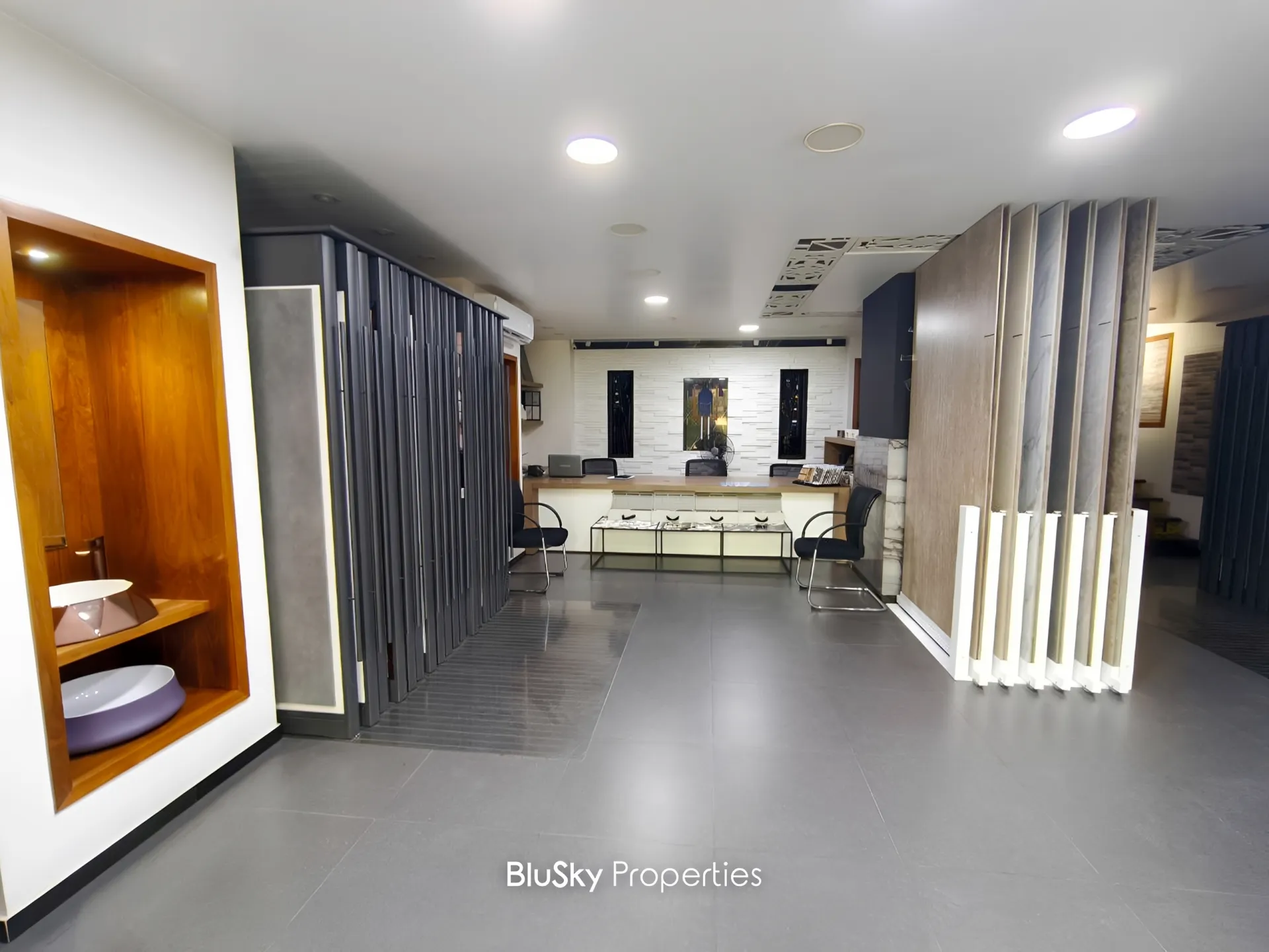 Showroom for rent in Jdeideh