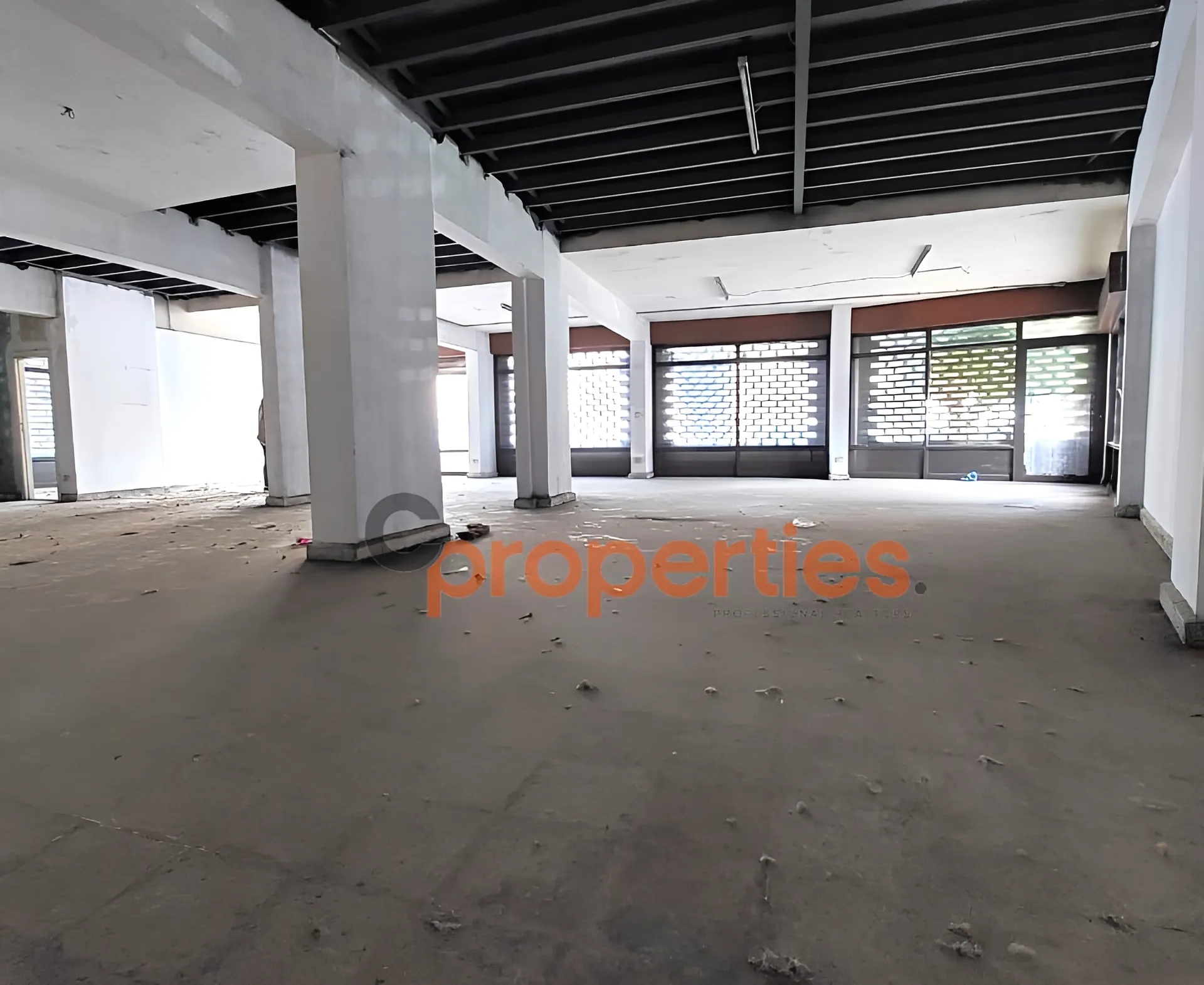 Showroom for Sale in Jdeideh