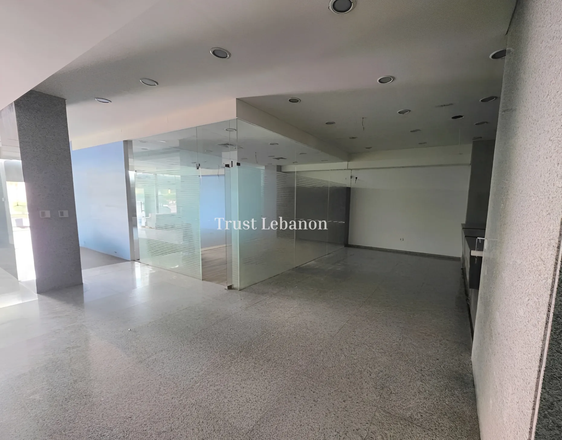 Showroom for rent in Horch Tabet