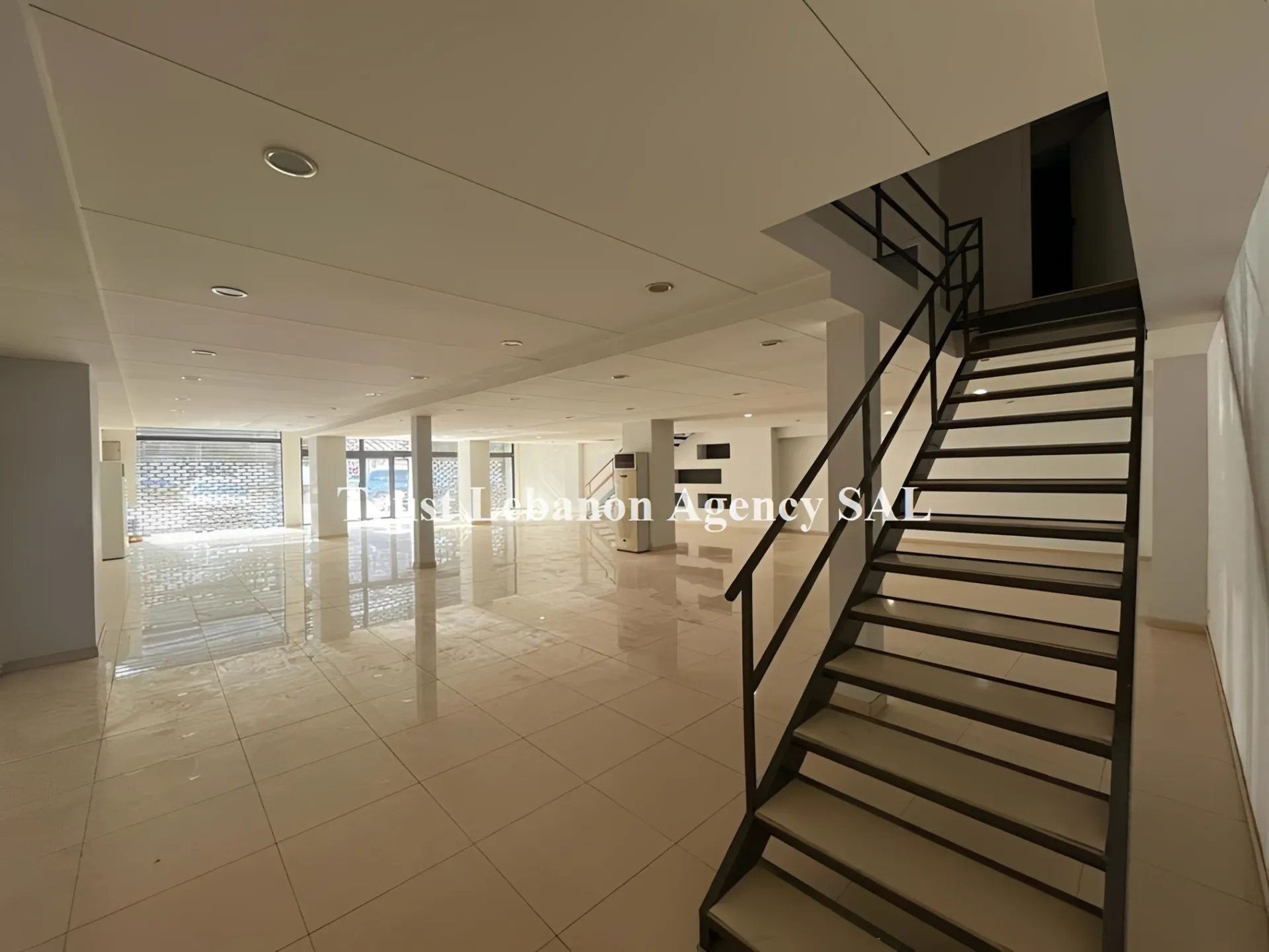 Commercial Property For Rent in Metn, Nahr El Mott