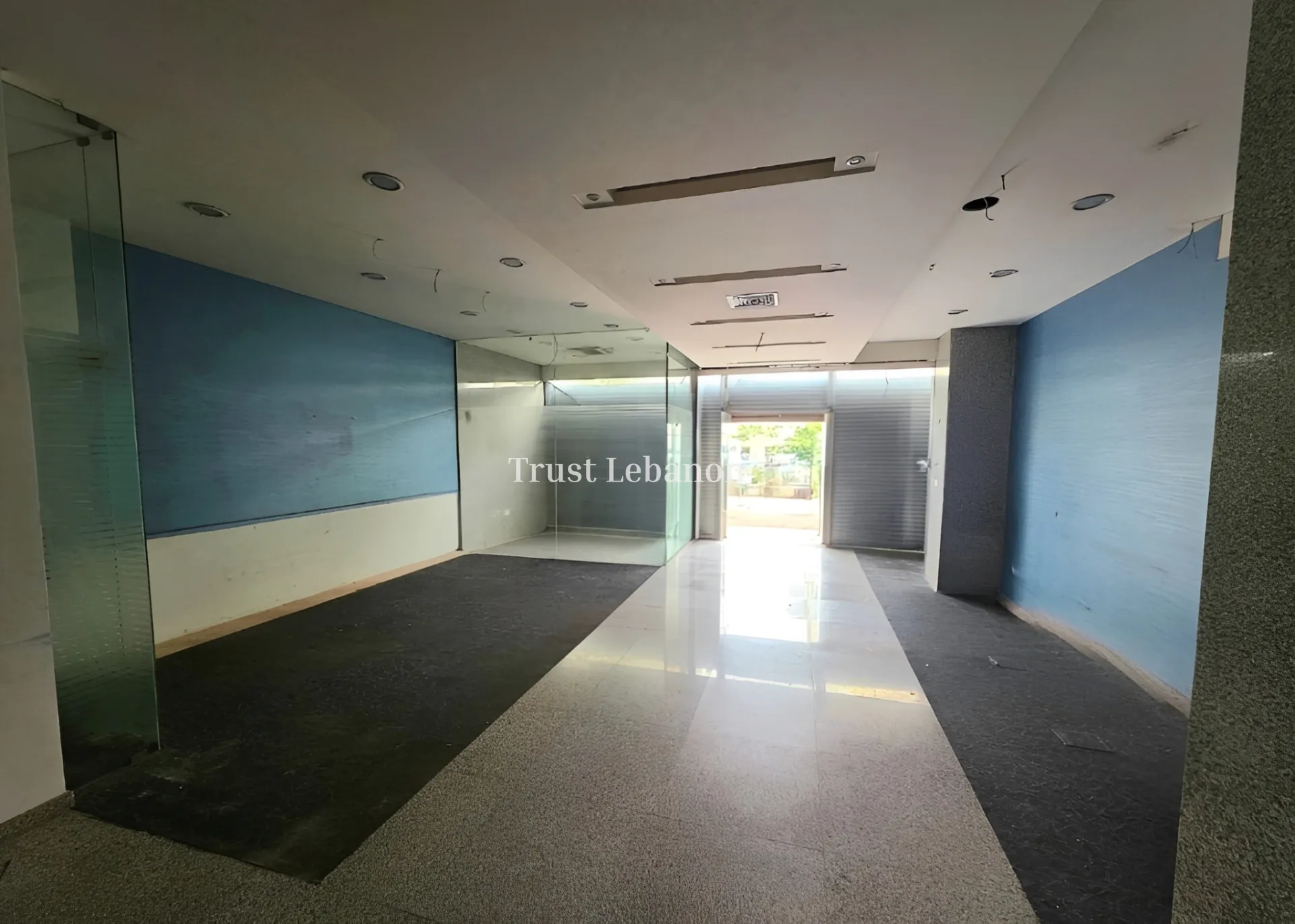 Showroom for rent in Horch Tabet