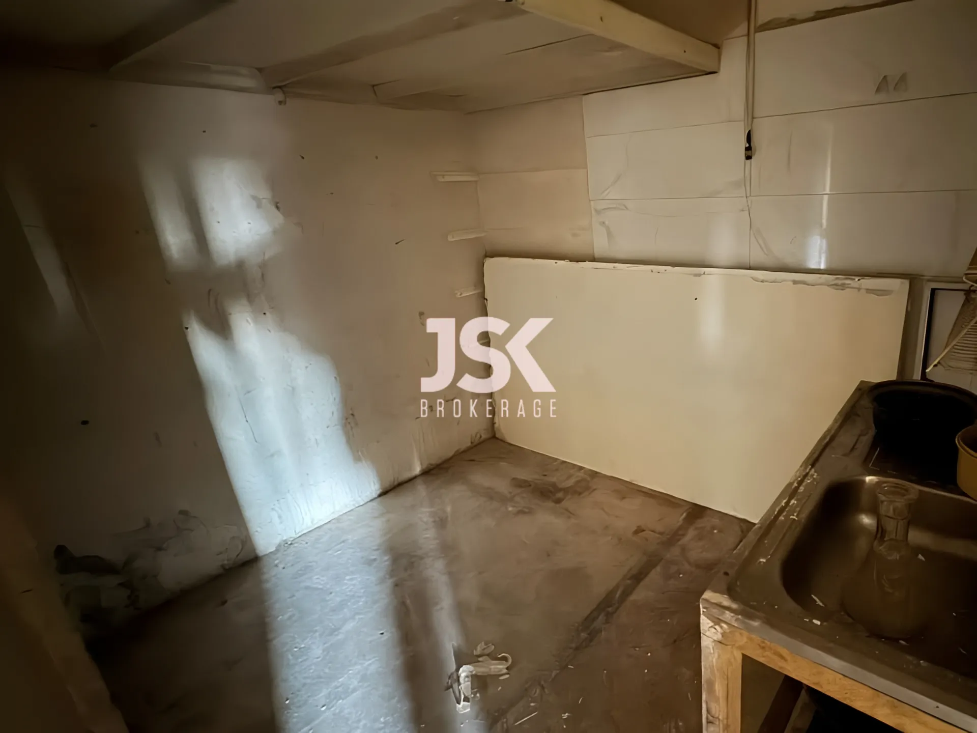 Warehouse for Sale in Dekwaneh