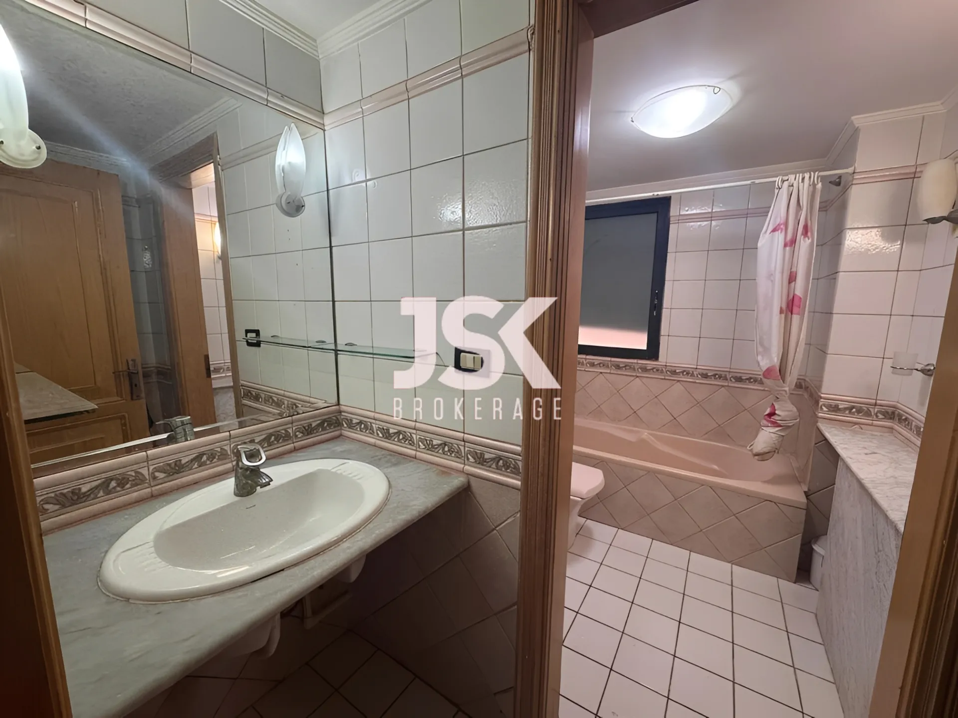 Apartment for Sale in Ramlet El Baida, Bayrut, Lebanon