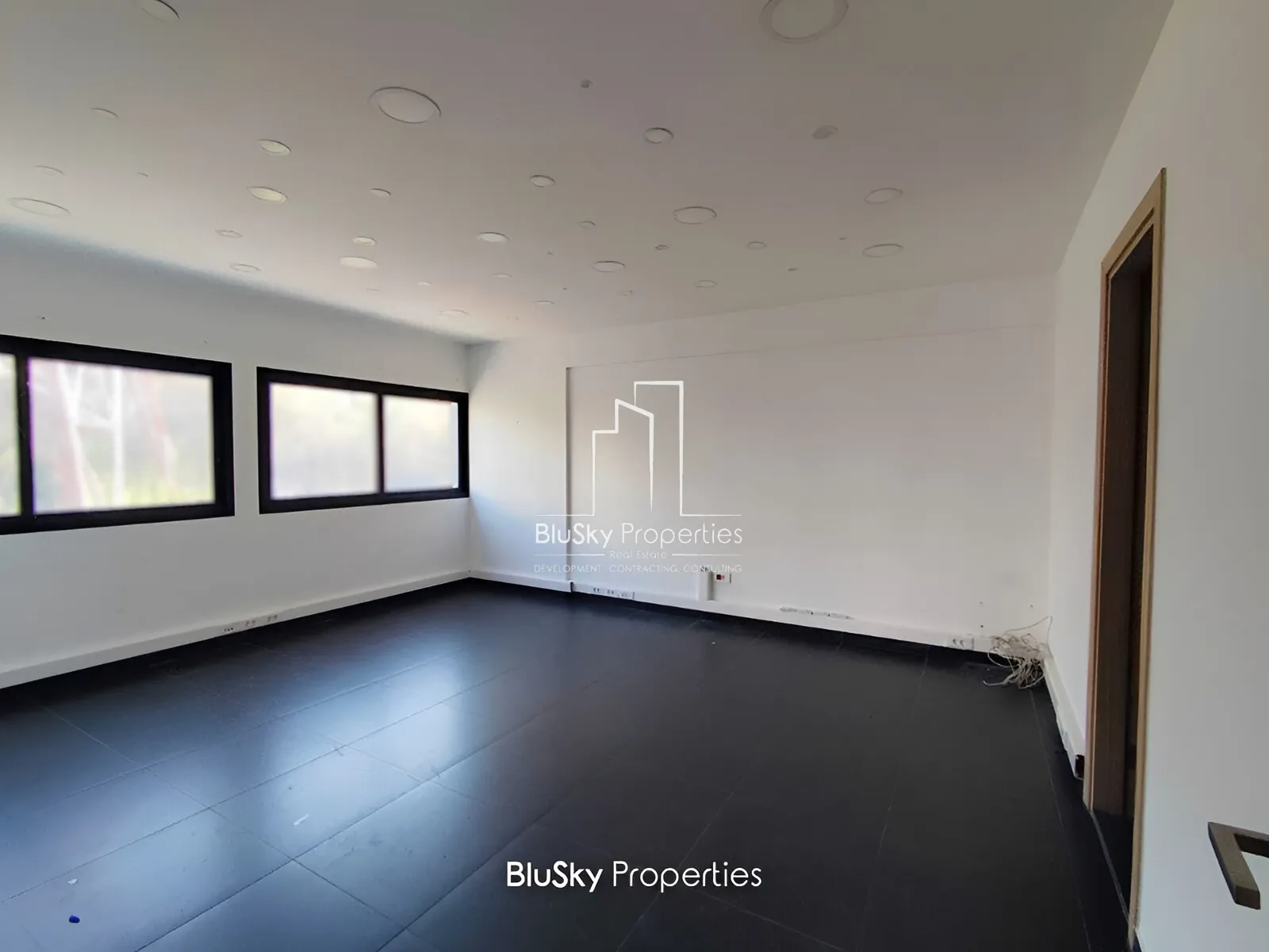 Office for rent in Adonis