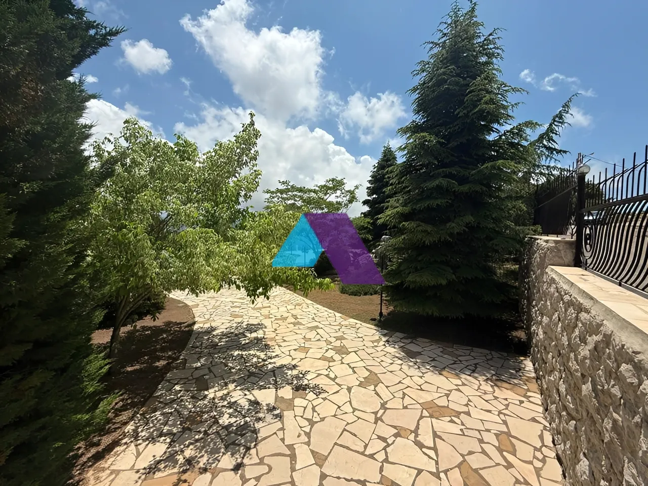 Villa for Sale in Ajaltoun