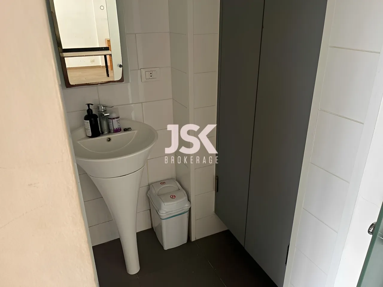 Office for Rent in Ras