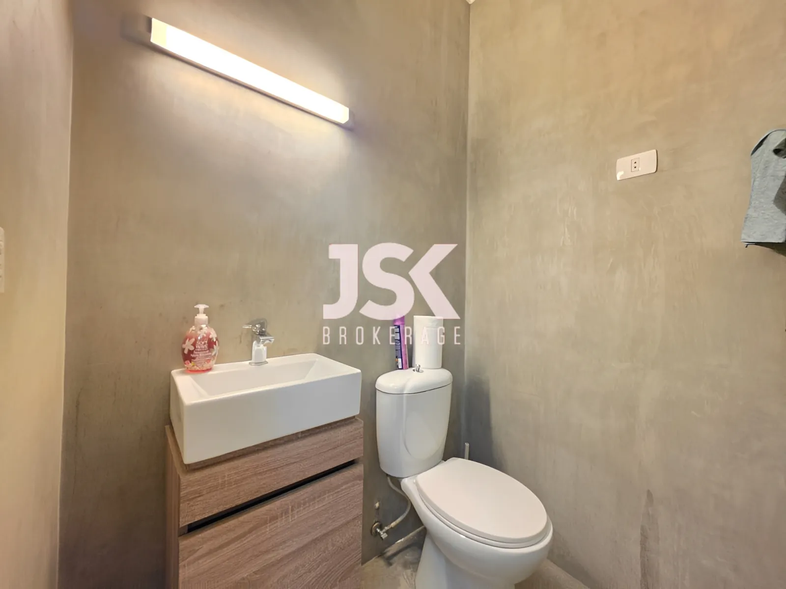 Office for Sale in Hazmieh