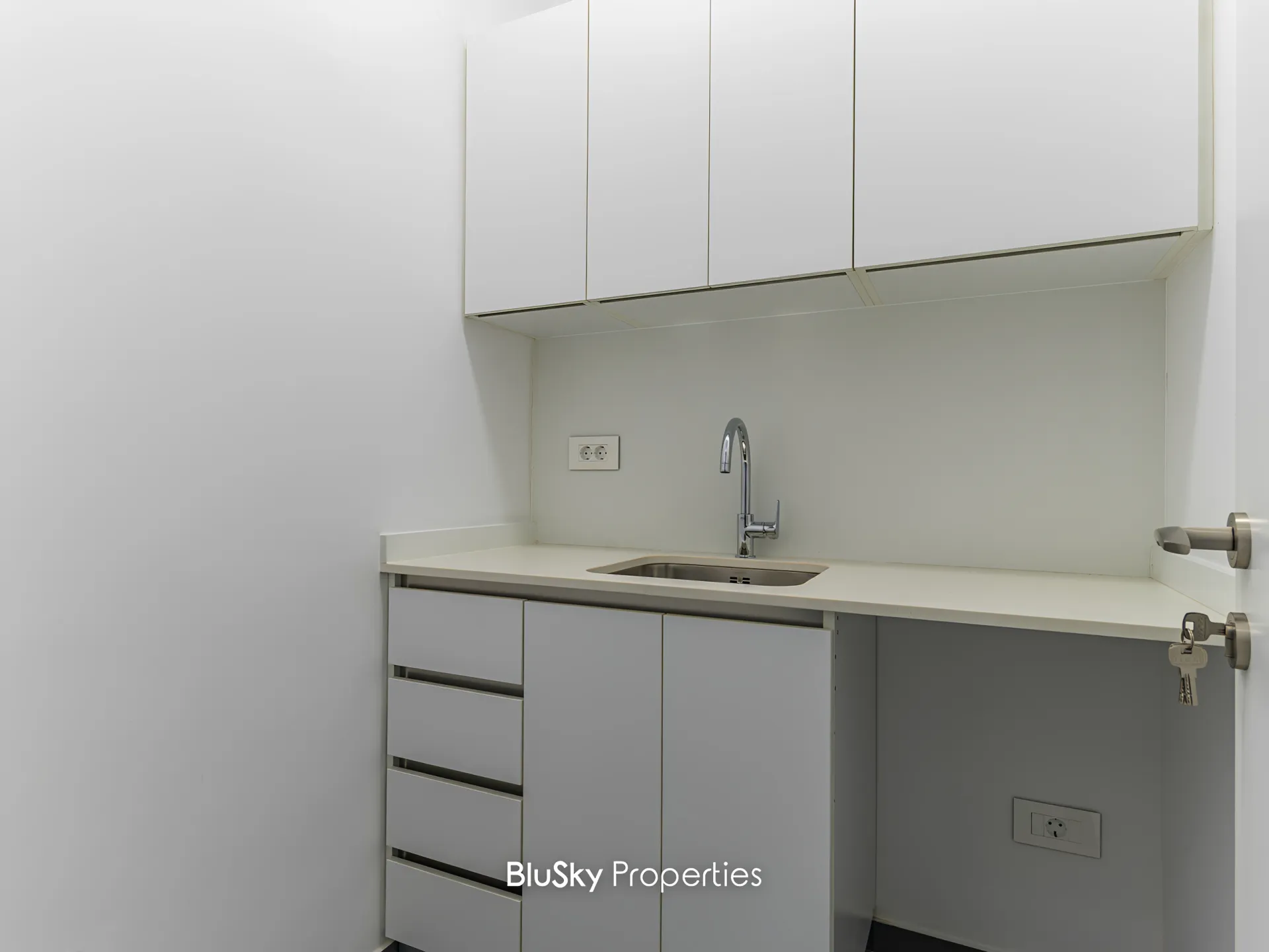 Office for rent in Horch Tabet
