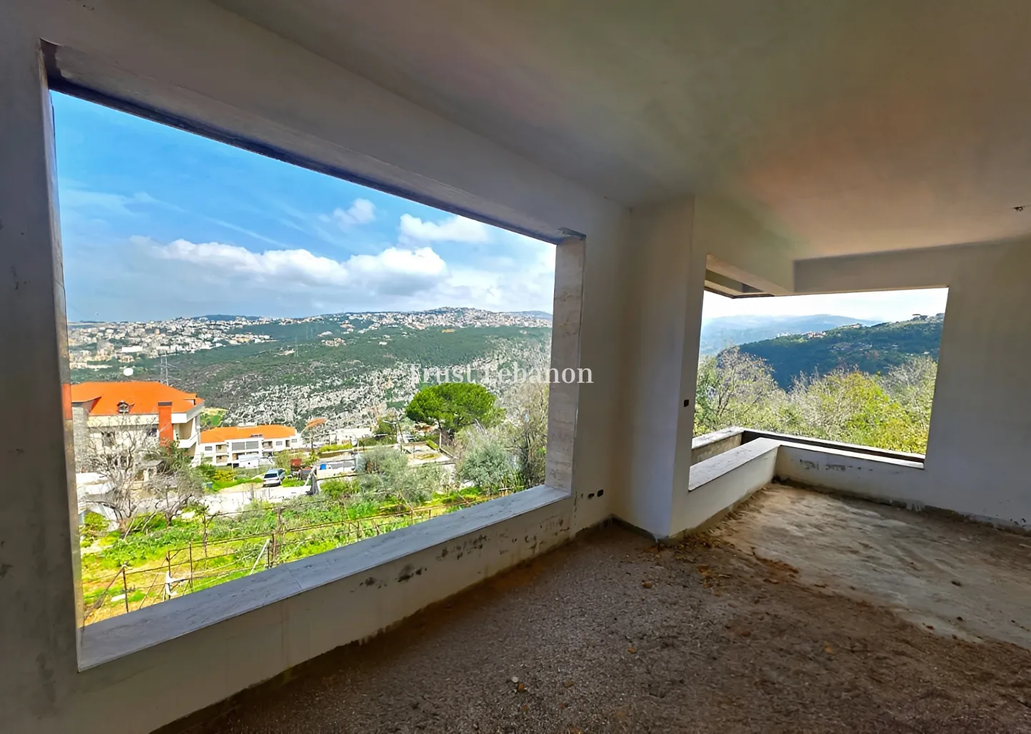 Apartment for sale in Qornet El Hamra, Lebanon - 3 bed, 2 bath