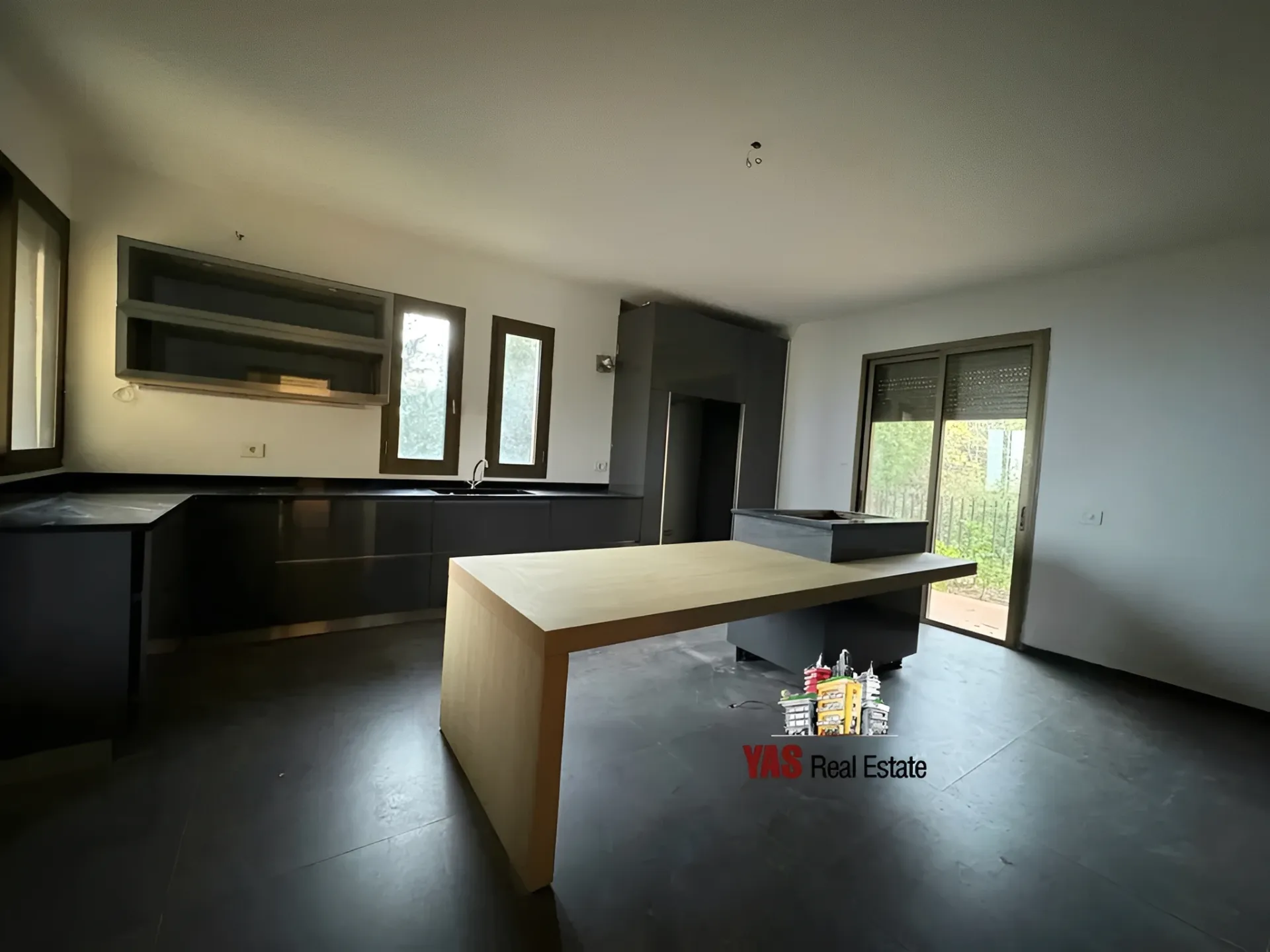 Apartment for Sale in Ballouneh - 3 bed, 5 bath