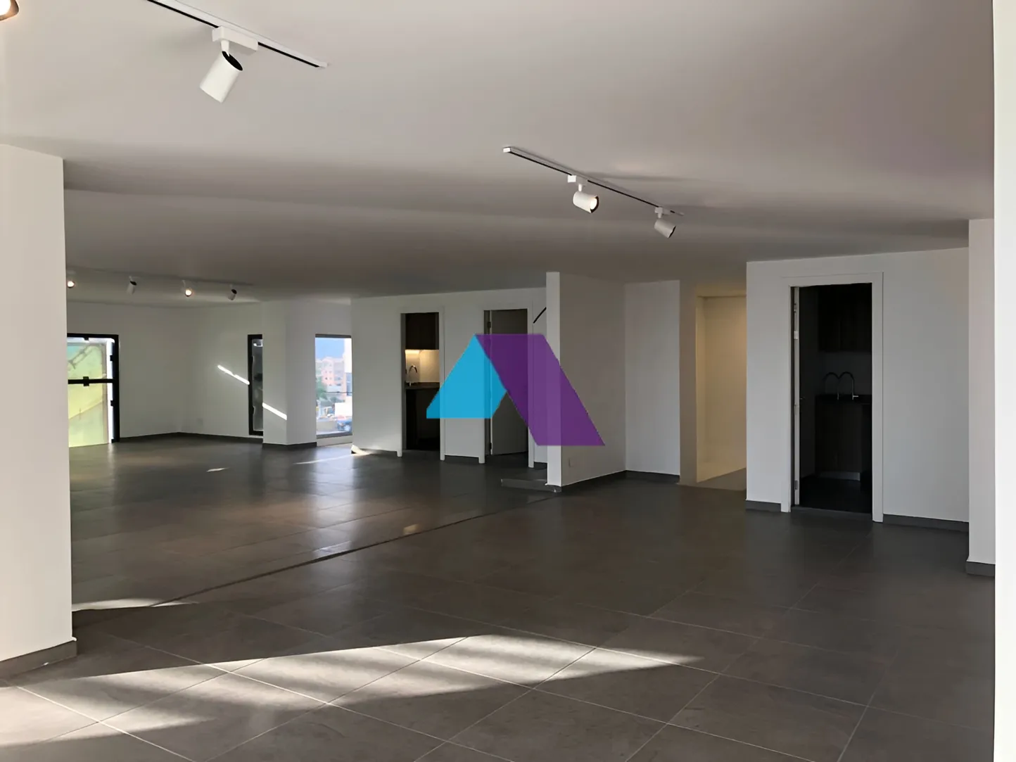 Showroom for rent in Jbeil
