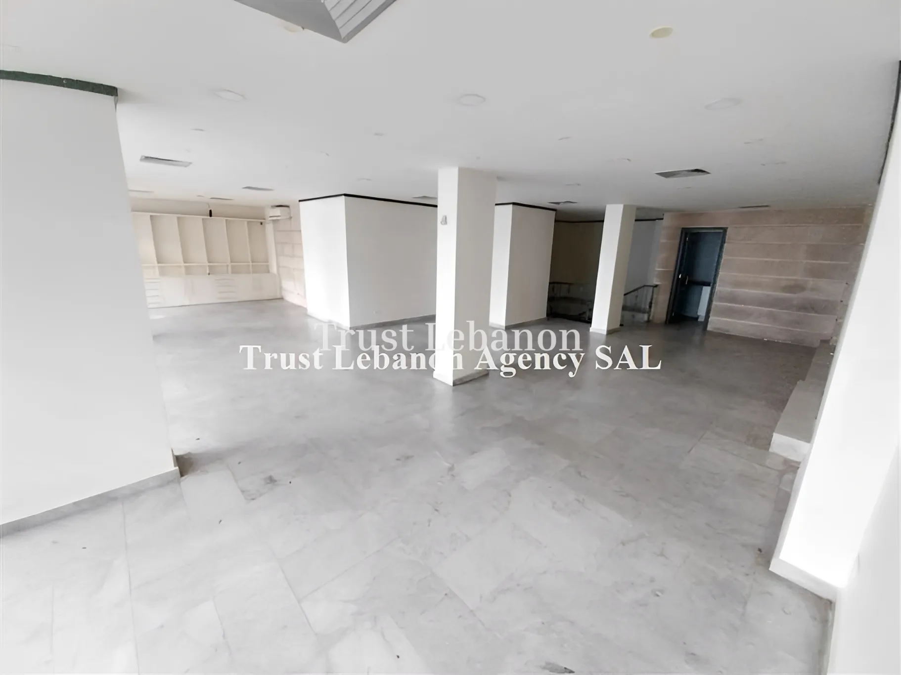 Showroom for rent in Jdeideh