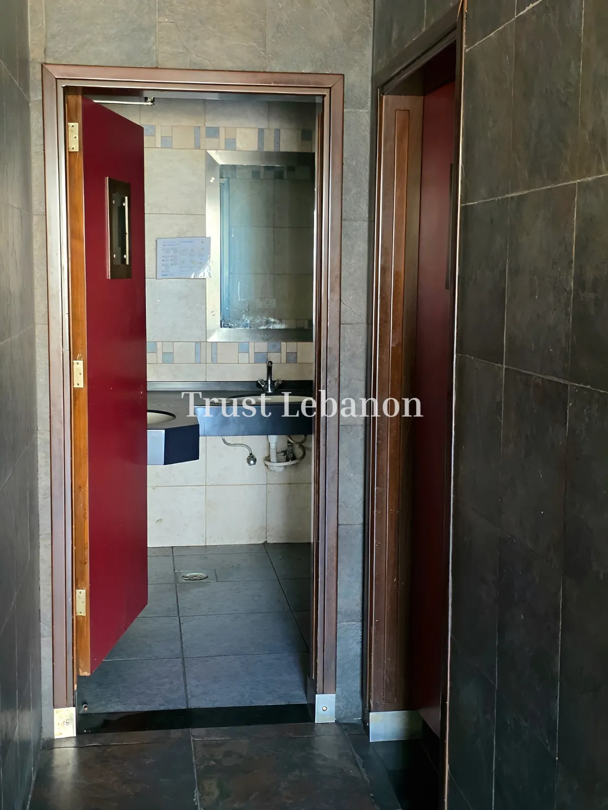 Showroom for rent in Baabda