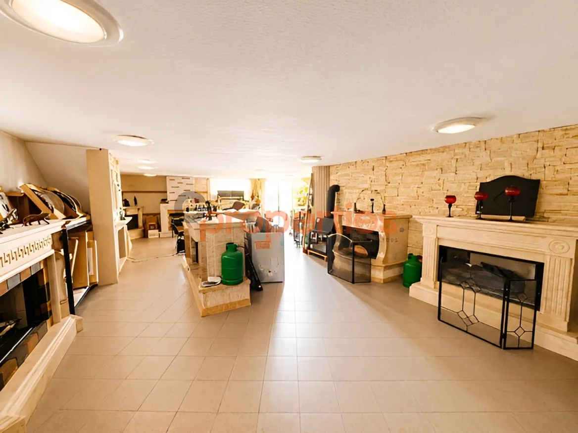 Showroom for Rent in Hazmieh