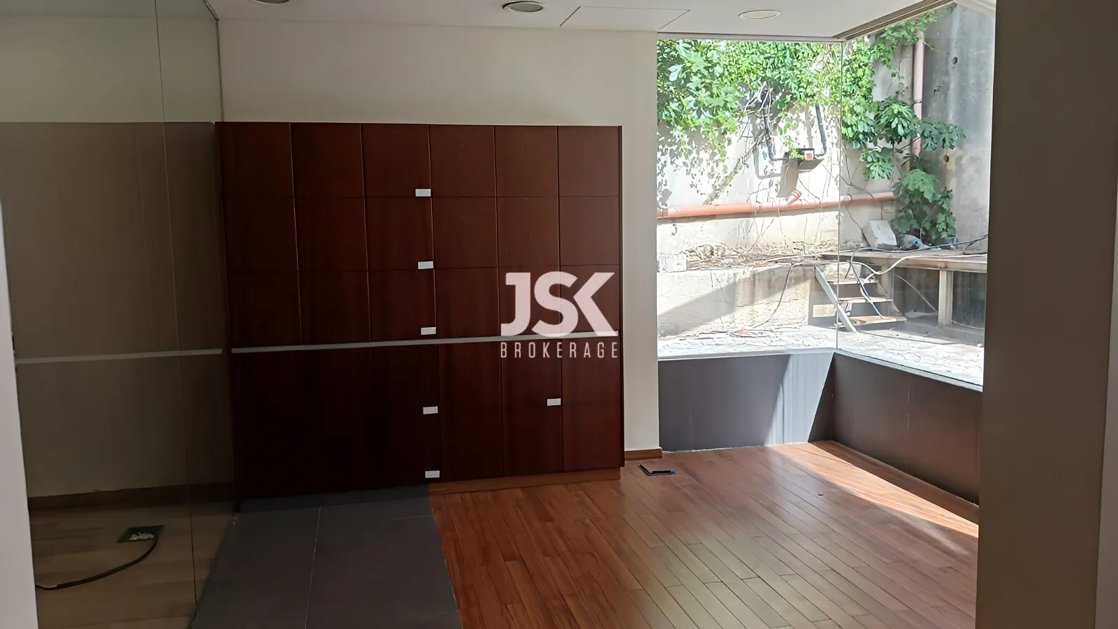 Showroom for Sale in Elissar