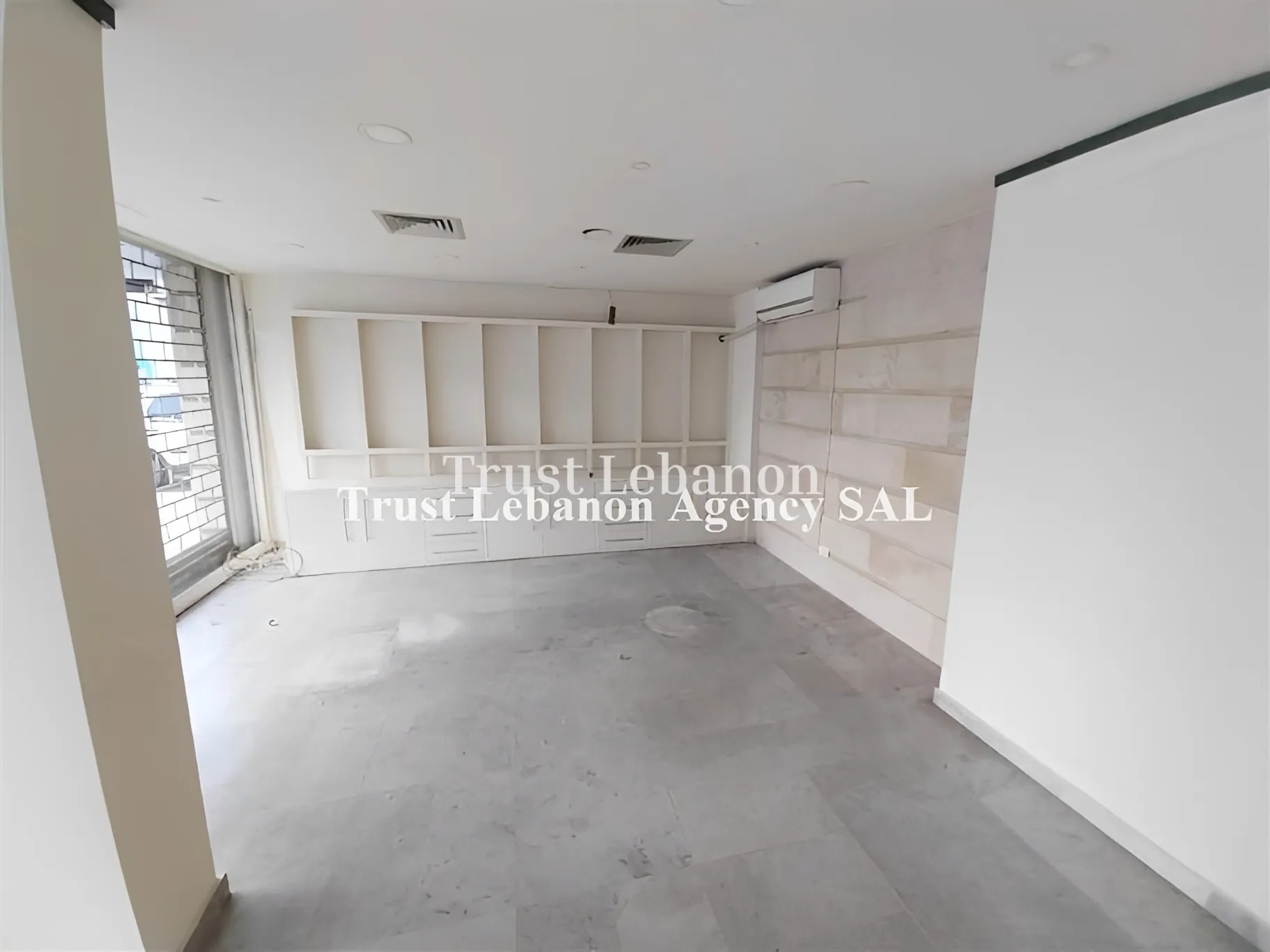 Showroom for rent in Jdeideh