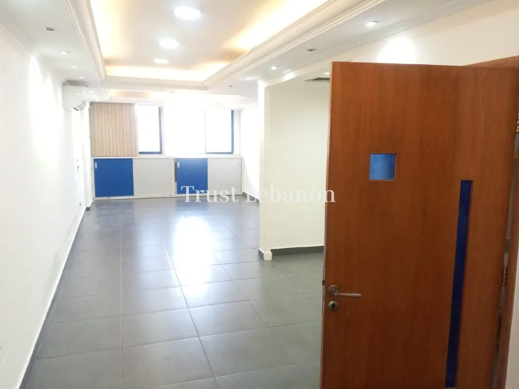 Office for rent in Hamra