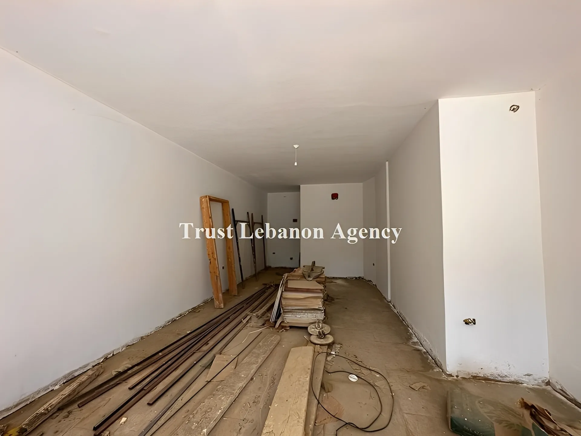 Shop for sale in Baabda, Zandouka