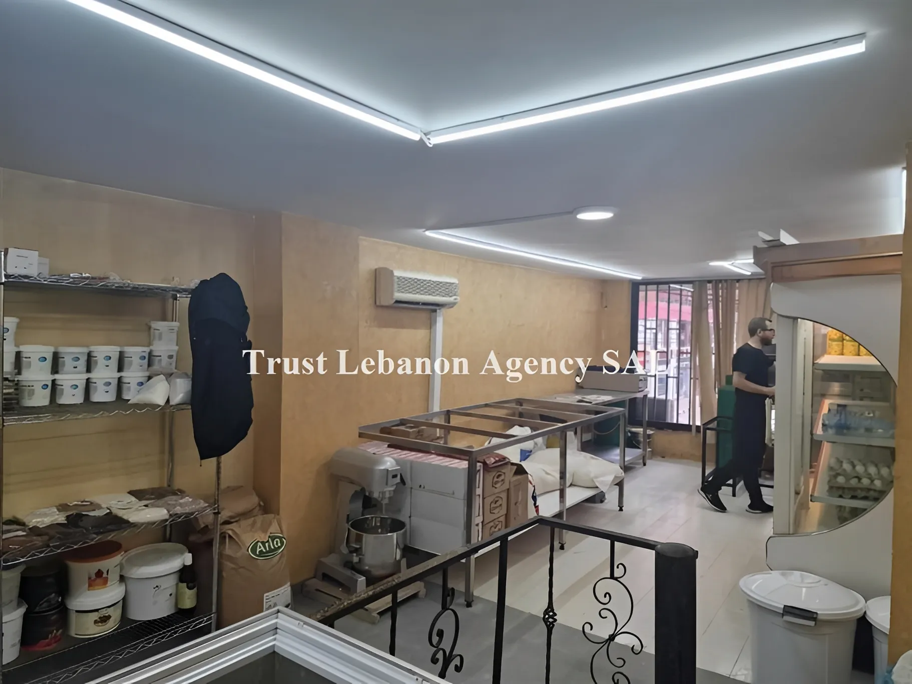 Shop for rent in Metn, Sid El Bauchrieh