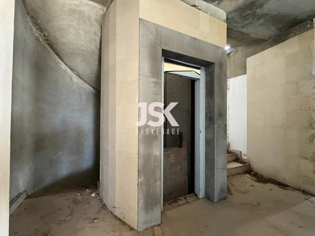 Building for Sale in Ain Najm
