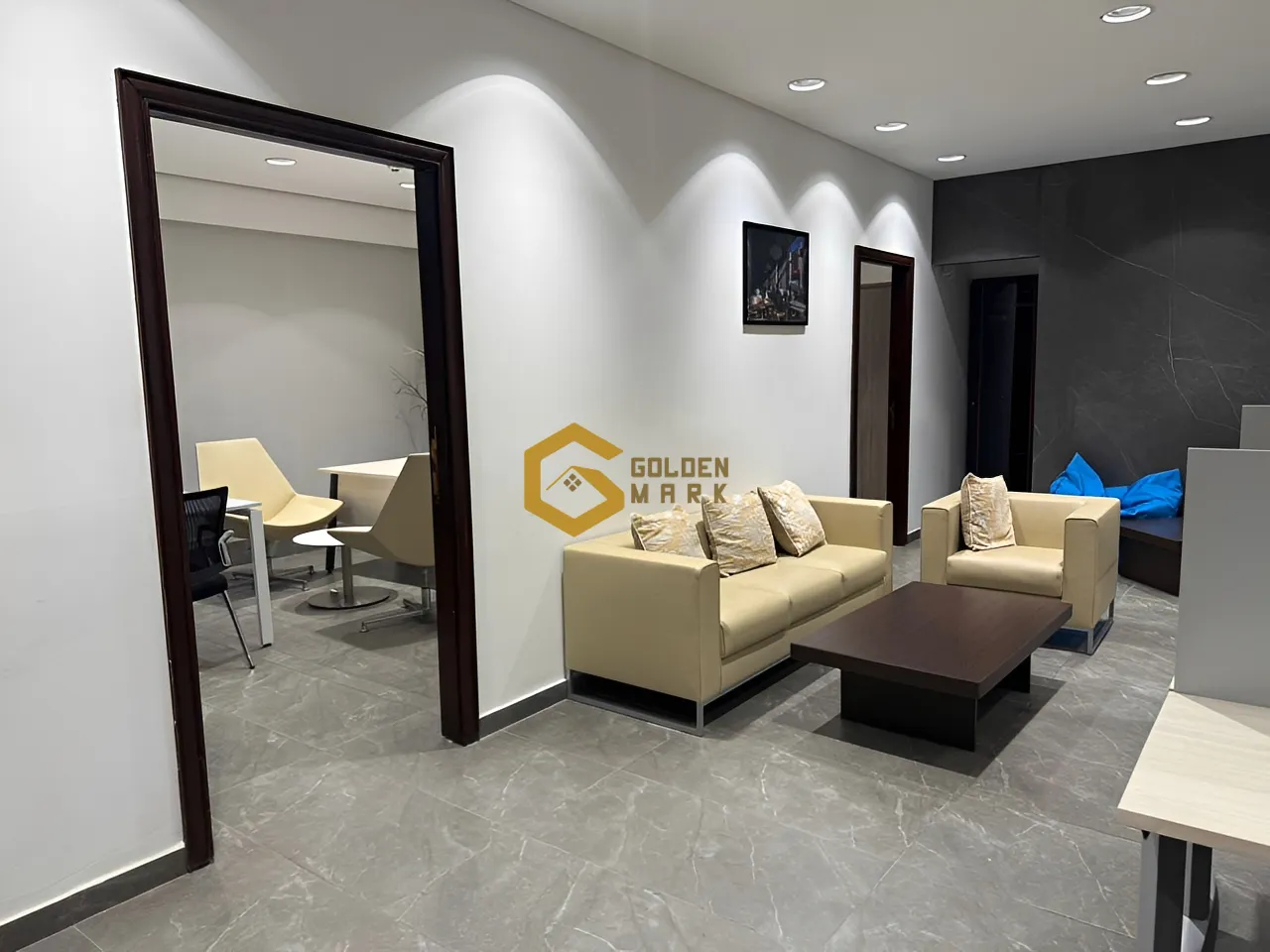 Office for rent in Saloumi