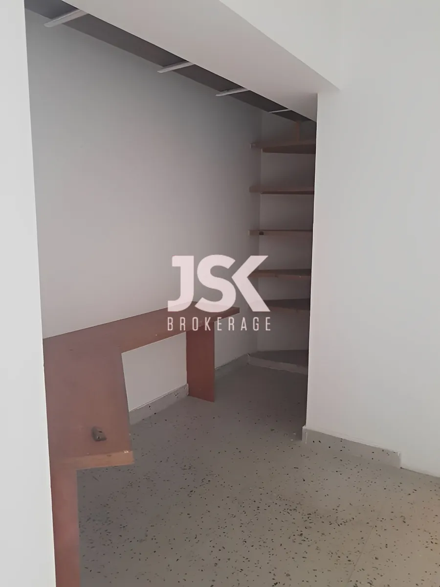 Office for rent in Forn El Chebbak
