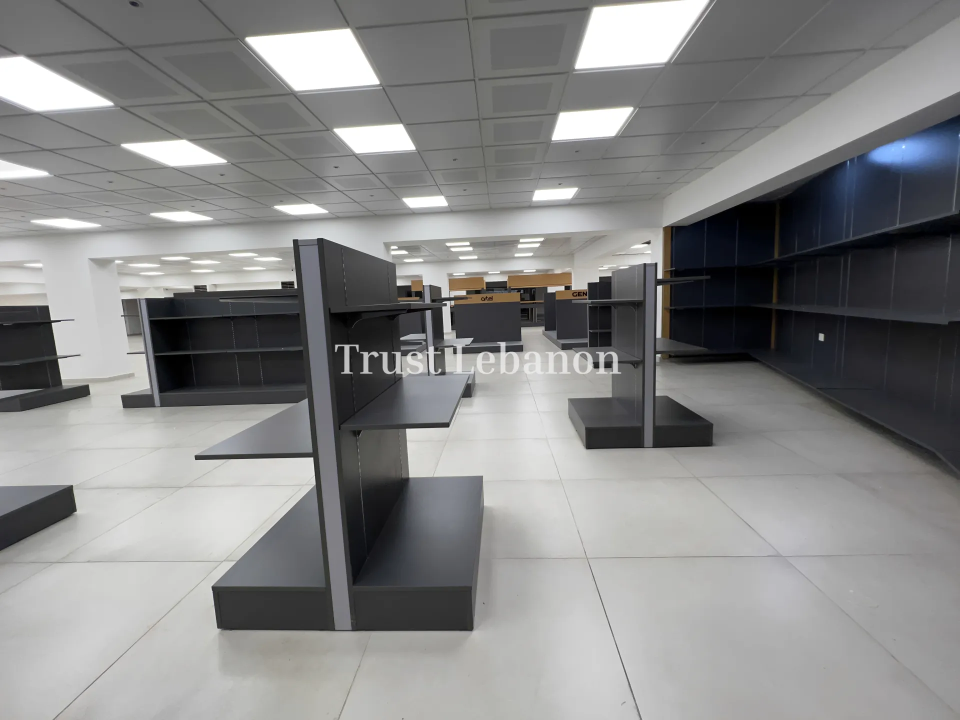 Showroom for rent in Daoura