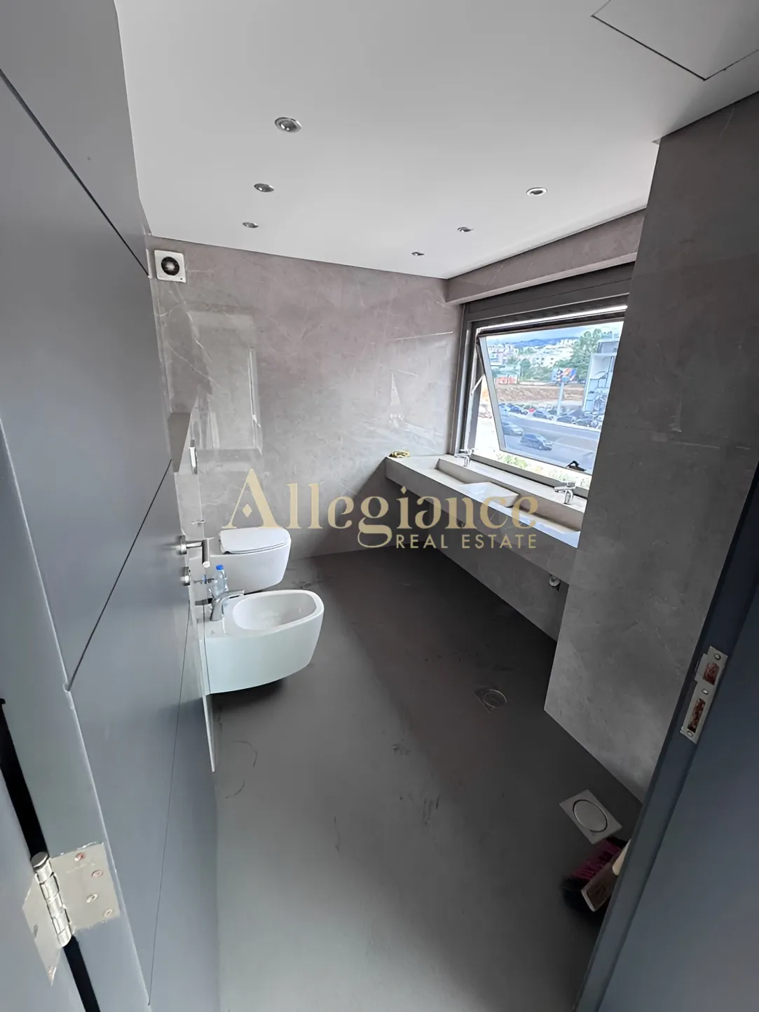 Showroom for rent in Dbayeh