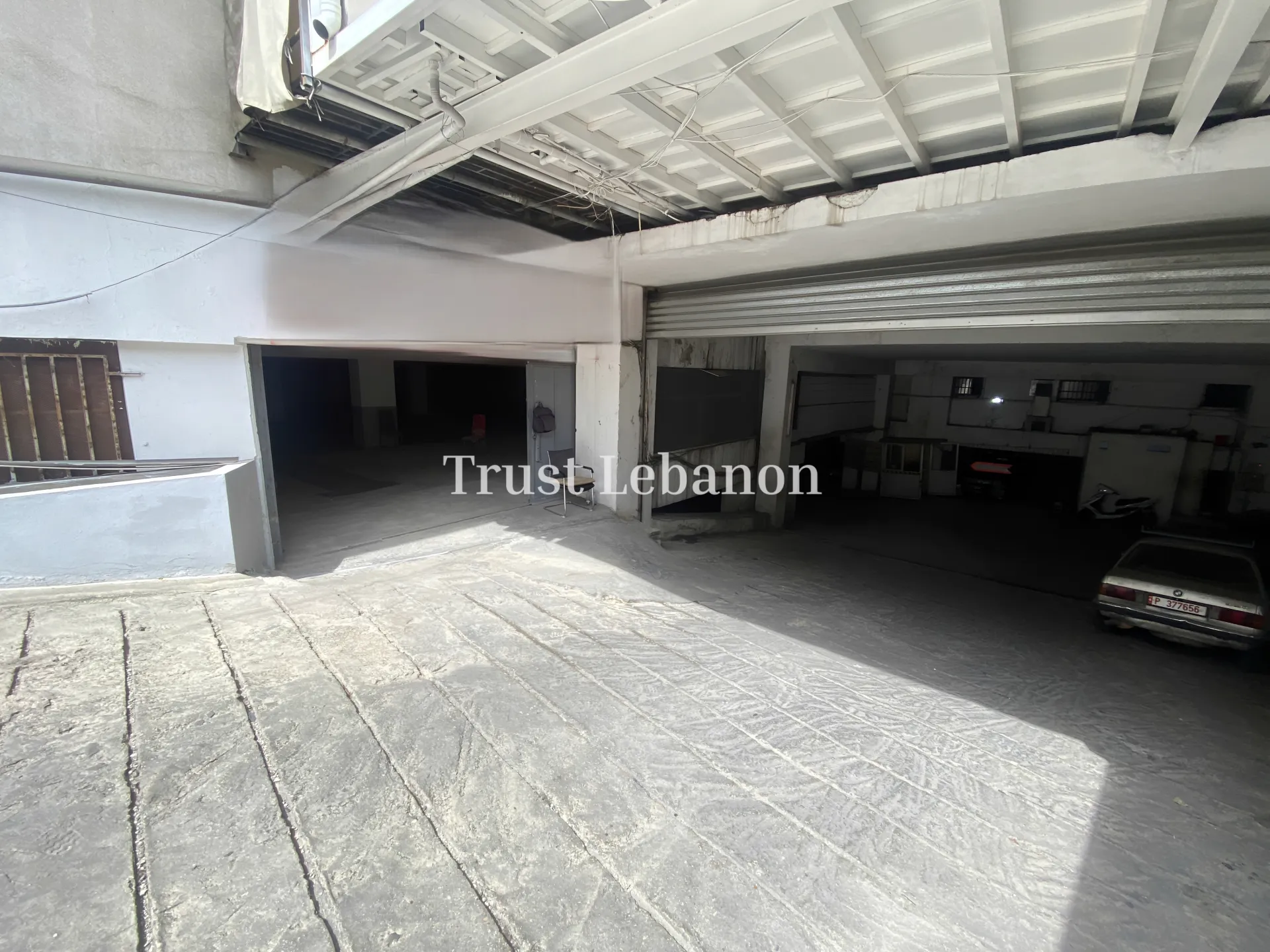 Showroom for rent in Daoura