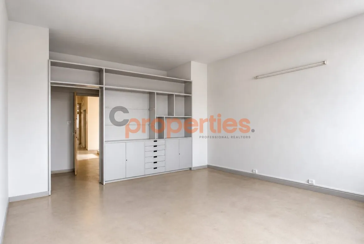 Office for Sale in Jounieh