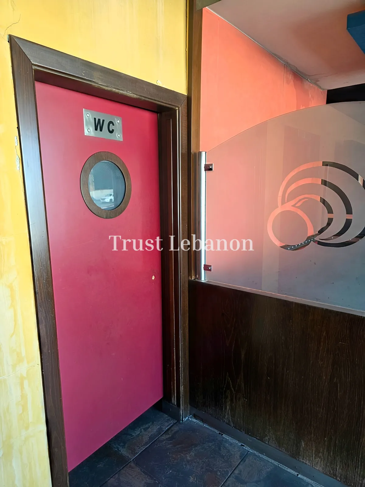Showroom for rent in Baabda