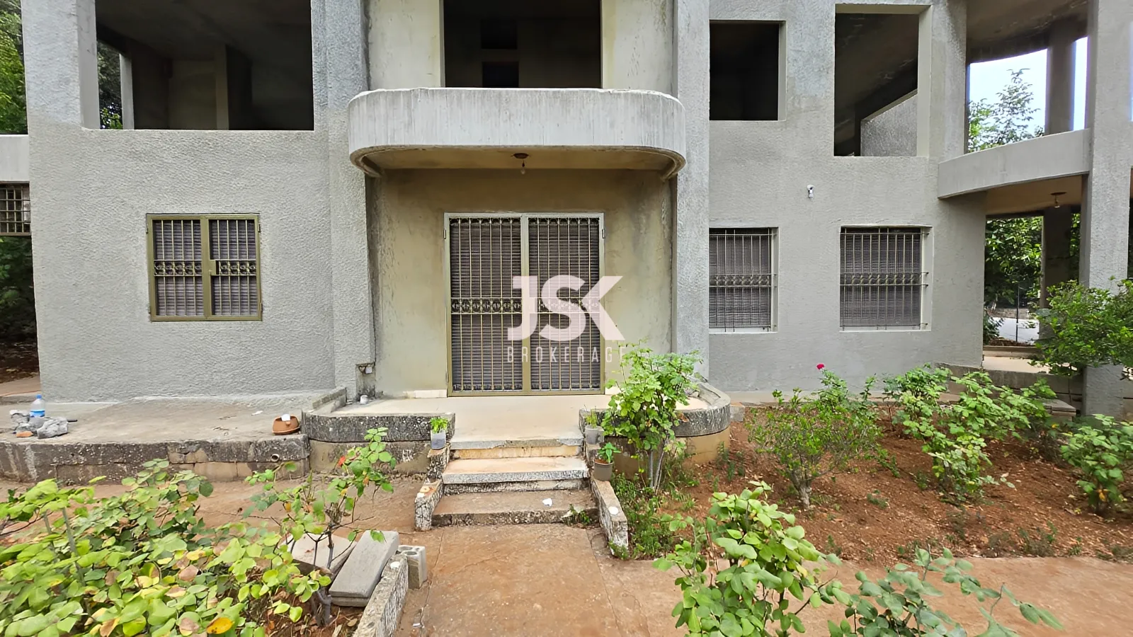 Building for Sale in Ballouneh