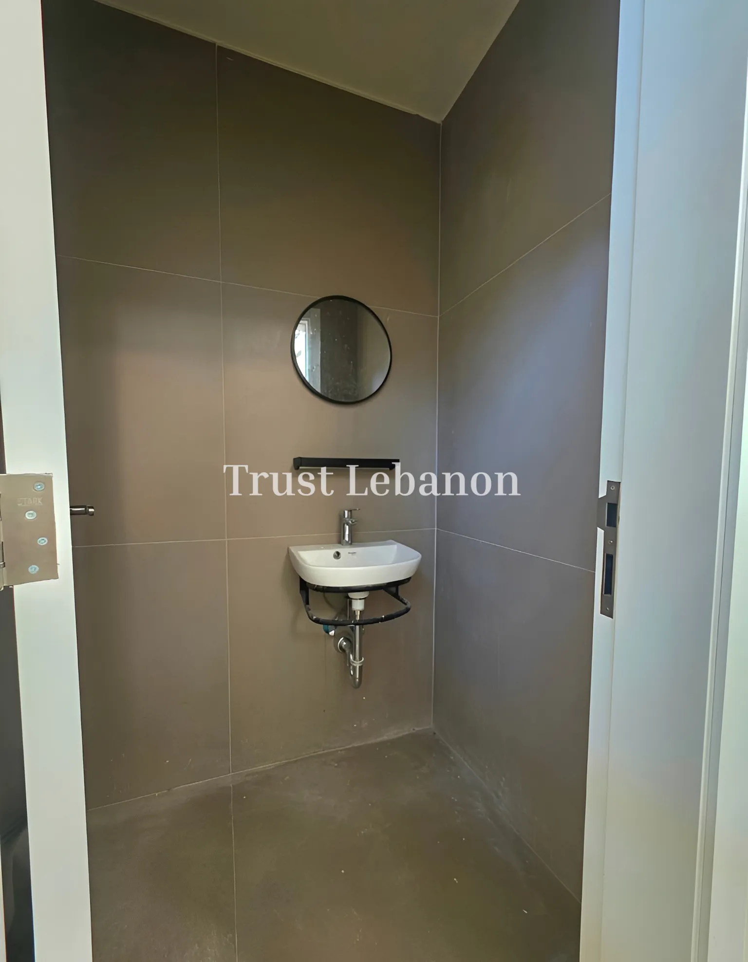 Shop For Rent in Metn, Horsh Tabet