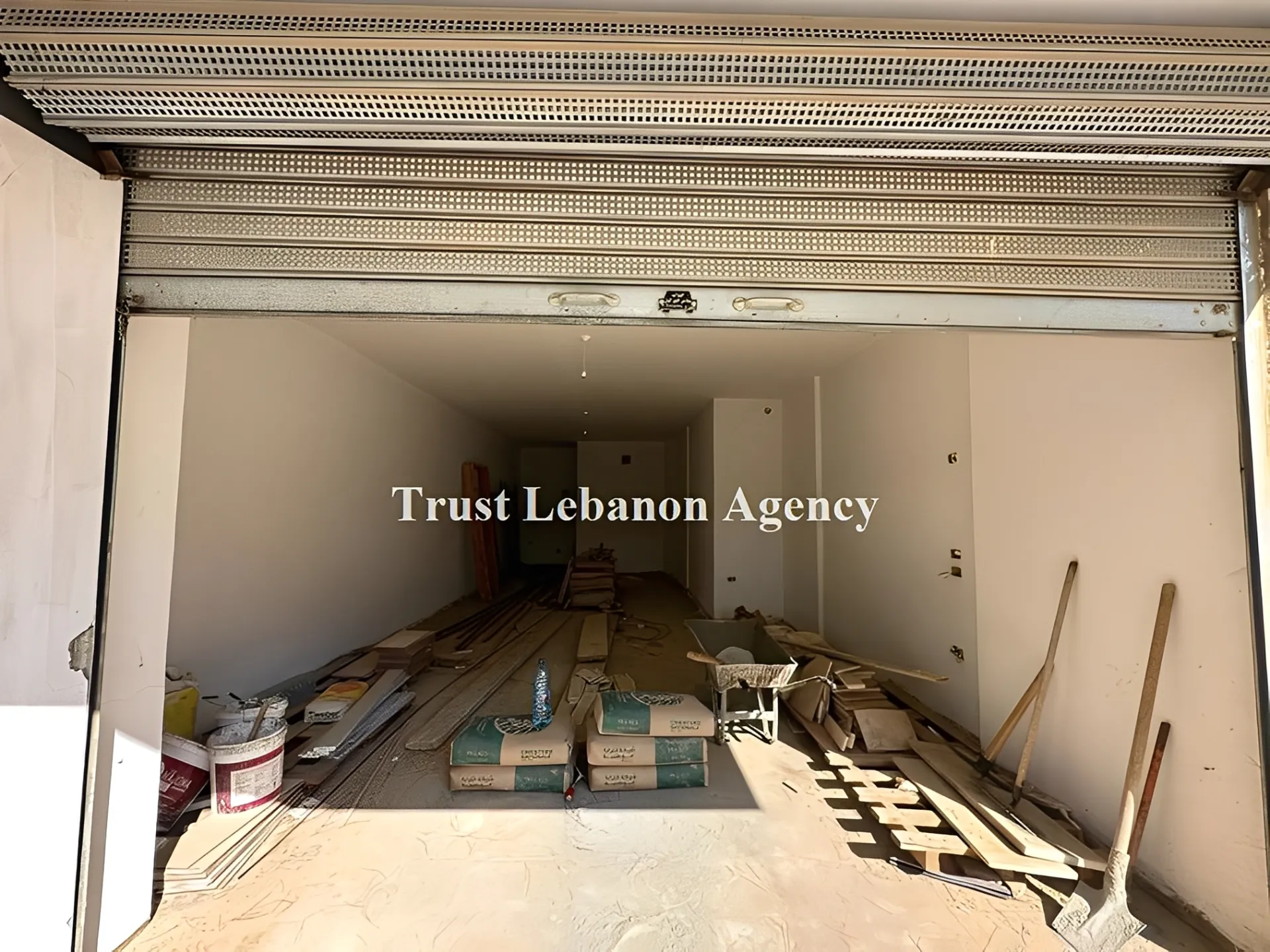 Shop for sale in Baabda, Zandouka