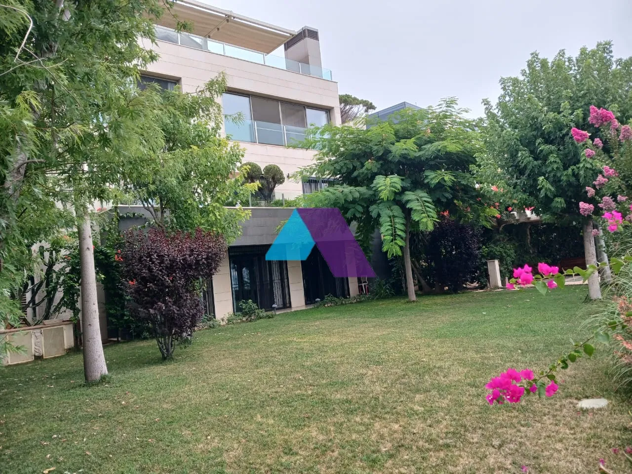 Villa for Sale in Beit Meri - 6 bath