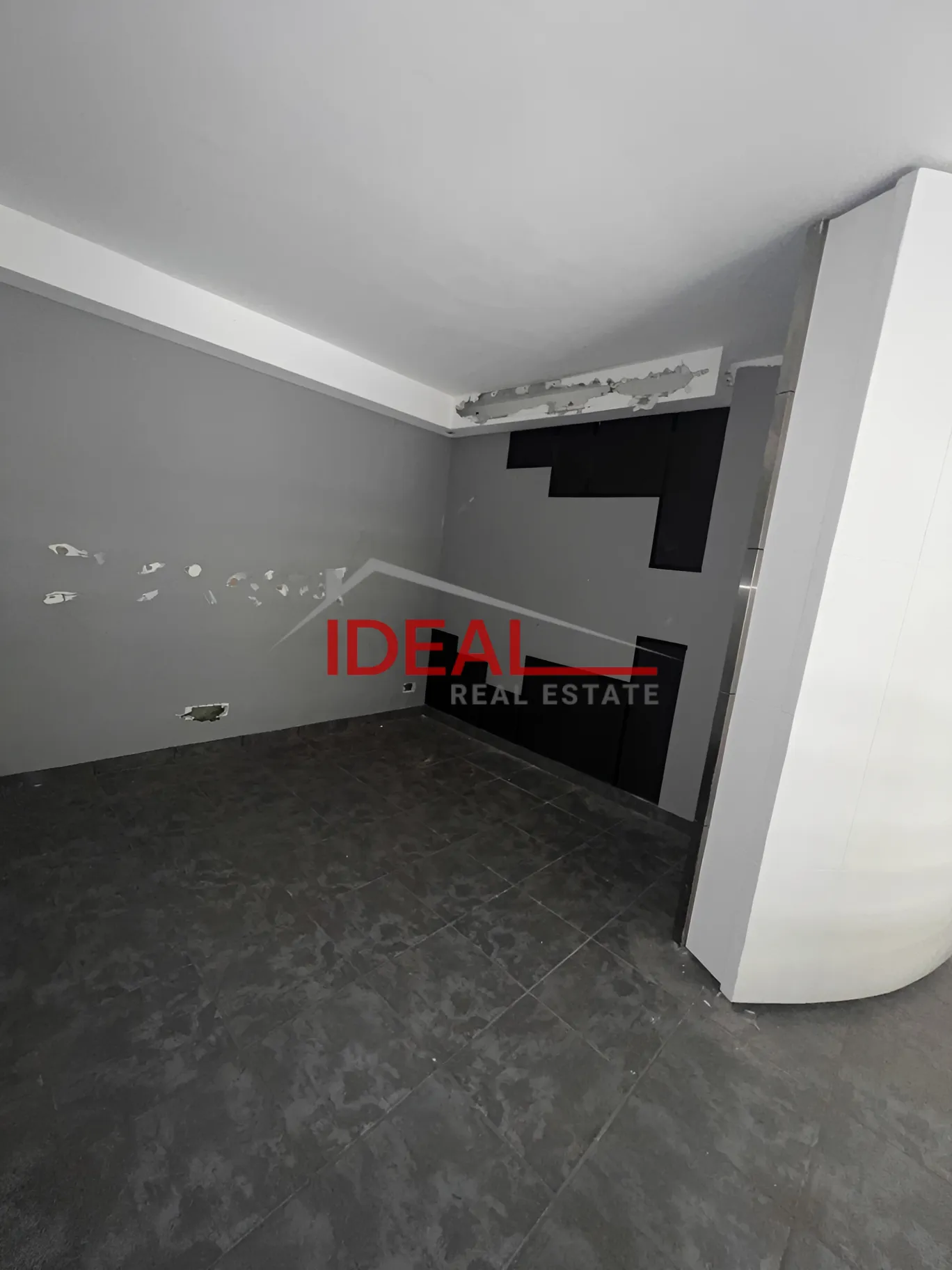 Shop for rent in Haret Sakher, Lebanon