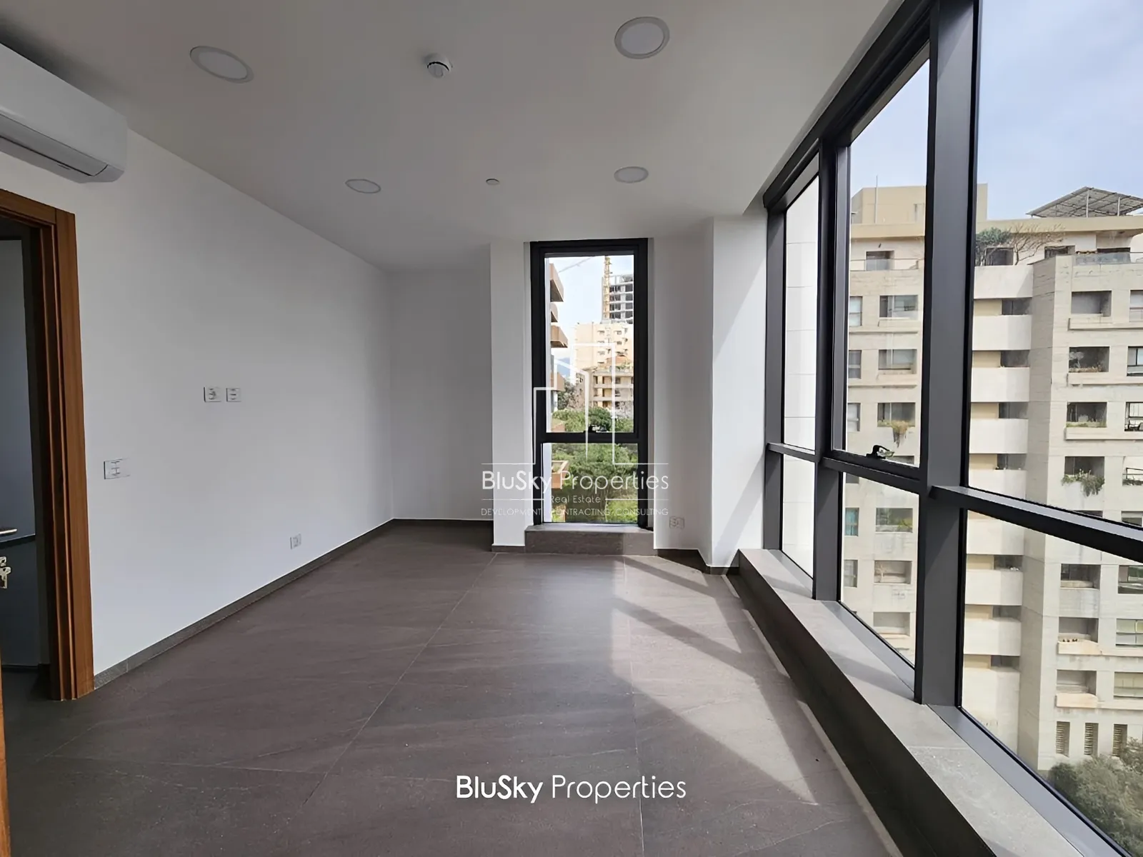Office for sale in Horch Tabet