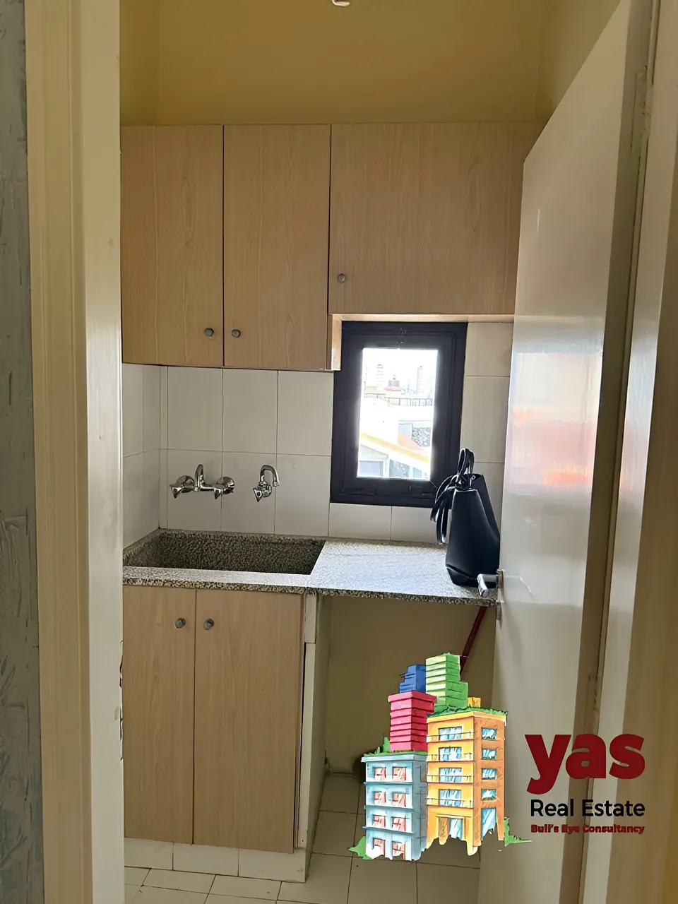 Office for rent in Adonis