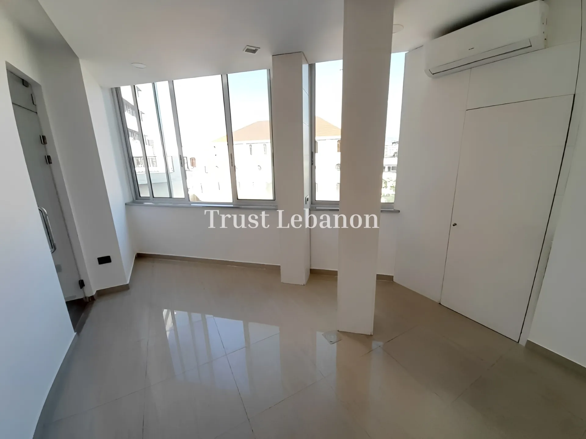 Office for rent in Forn El Chebbak