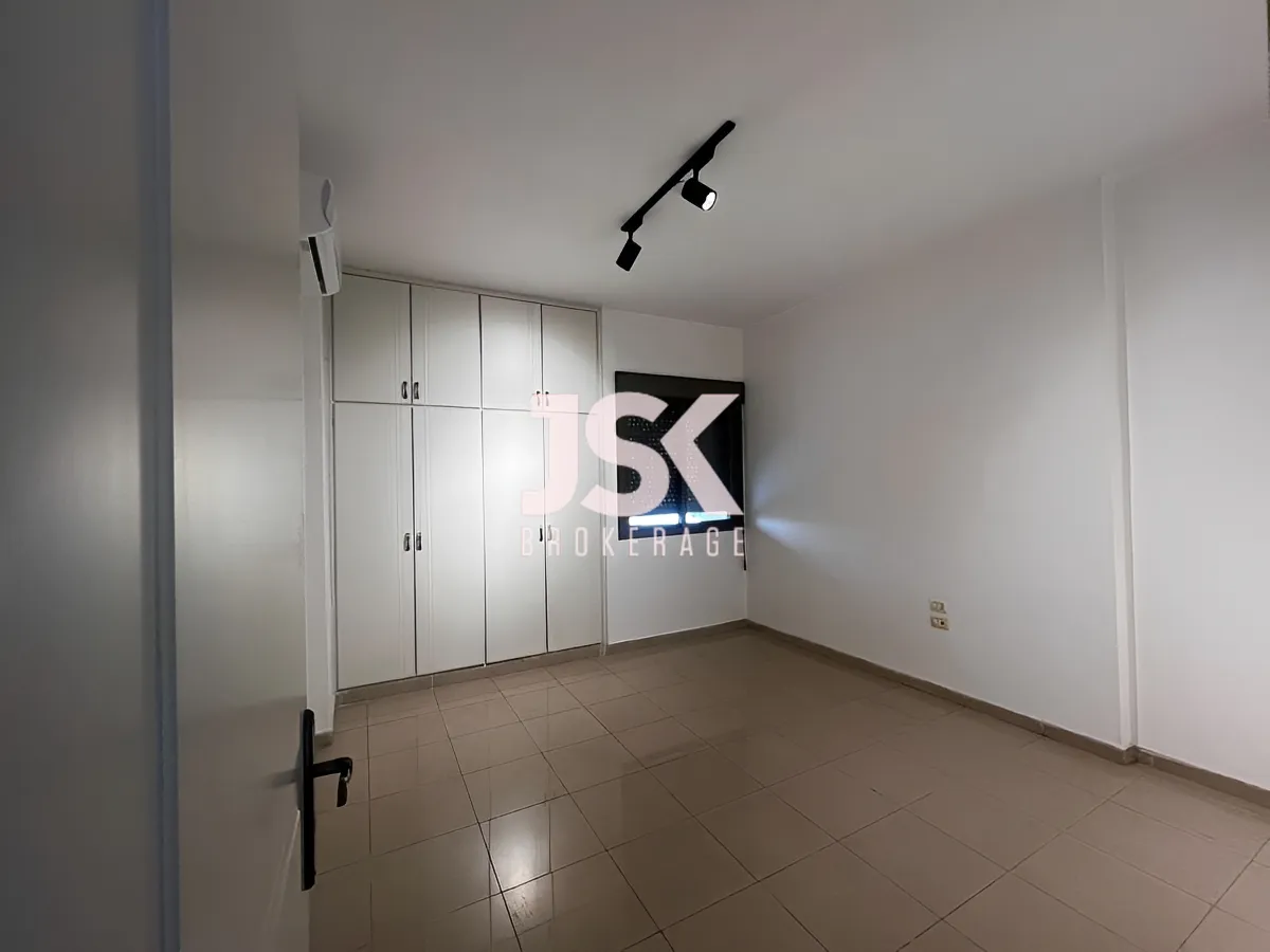 Office for rent in Forn El Chebbak