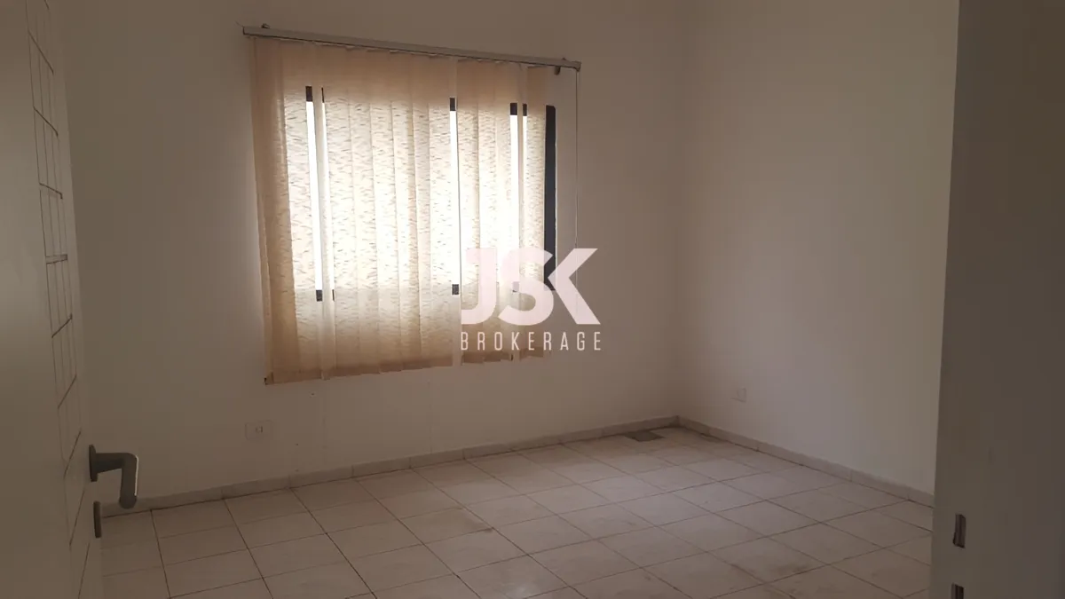 Office for rent in Ballouneh
