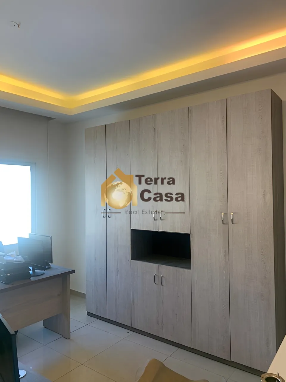 Office for rent in Monot