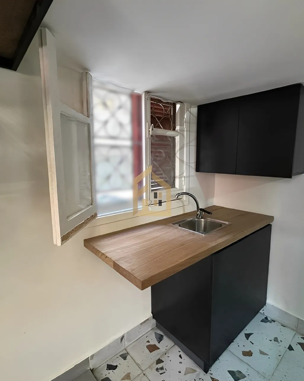 Apartment for Rent in Mdawar, Achrafieh, Beirut - 1 bed, 1 bath